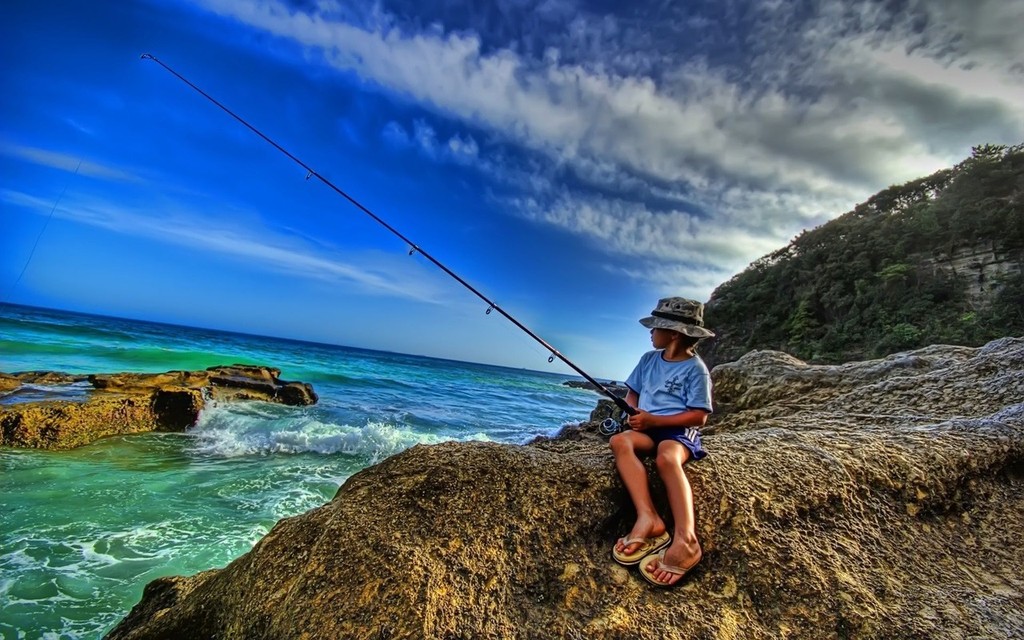 The Coroner recommends the NSW government investigate the mandatory use of PFDs for rock fishing. © SW